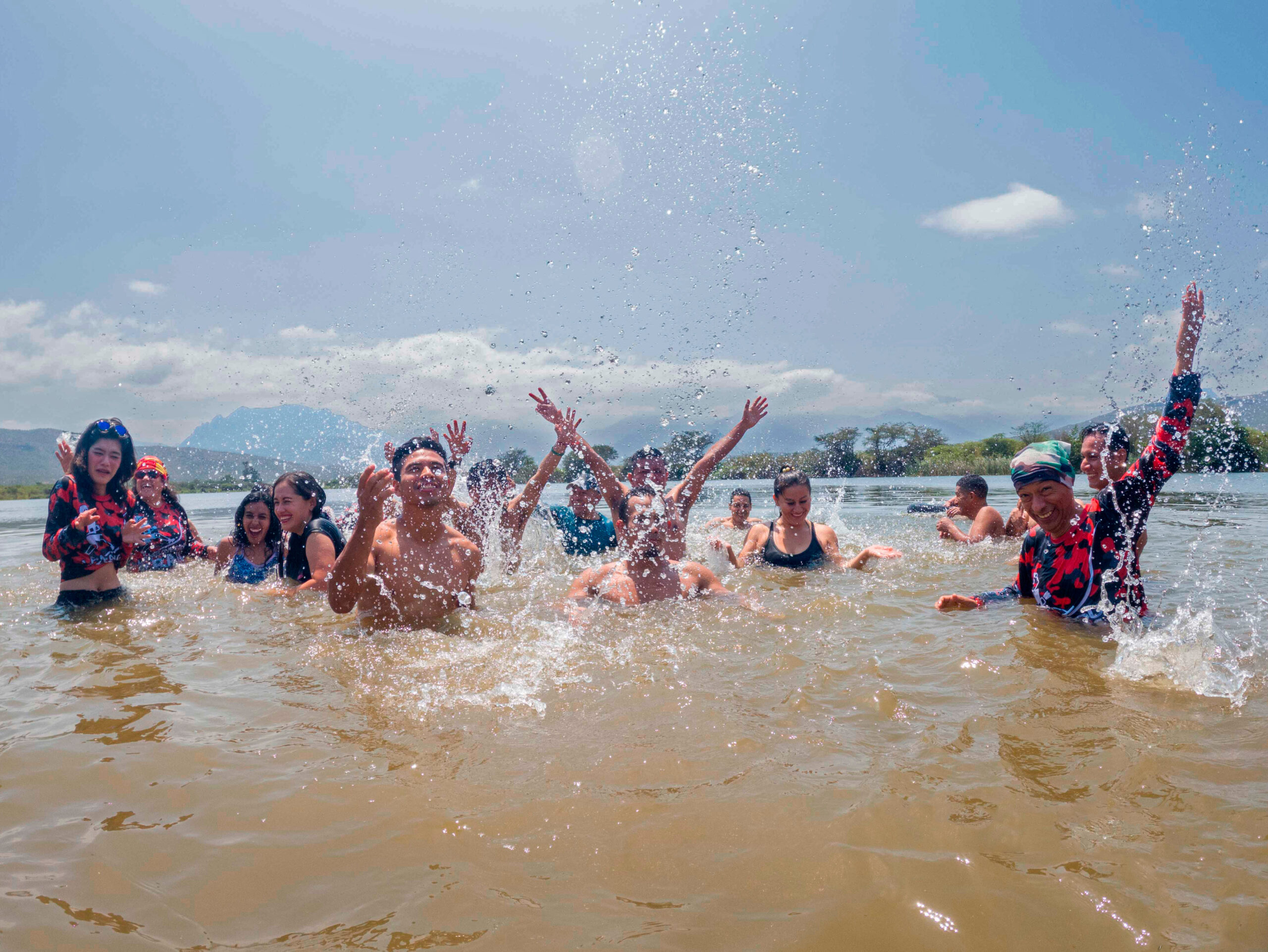 chicos divirtiendose en la lagua san luis oyotun